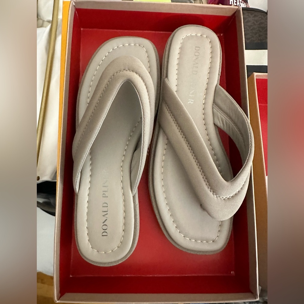 Donald Pliner flip flop sandals womens 7M
New in box